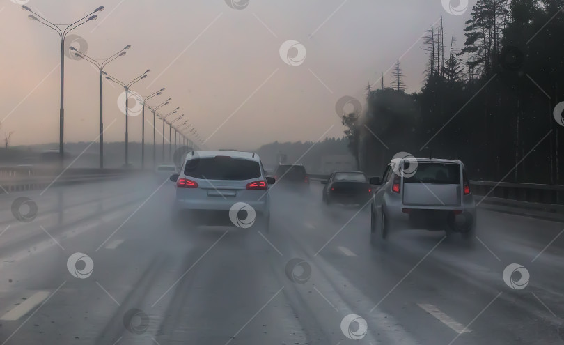 Скачать Движение во время сильного дождя на шоссе. фотосток Ozero