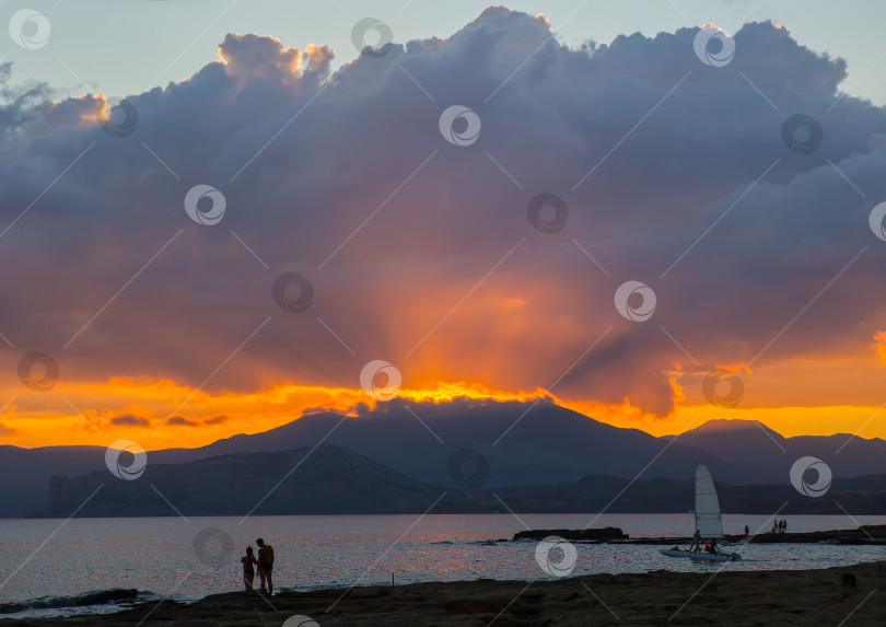 Скачать Прекрасный закат над горами на берегу моря. фотосток Ozero