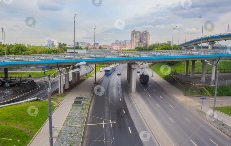 Скачать Вид на город с многоуровневого шоссе фотосток Ozero