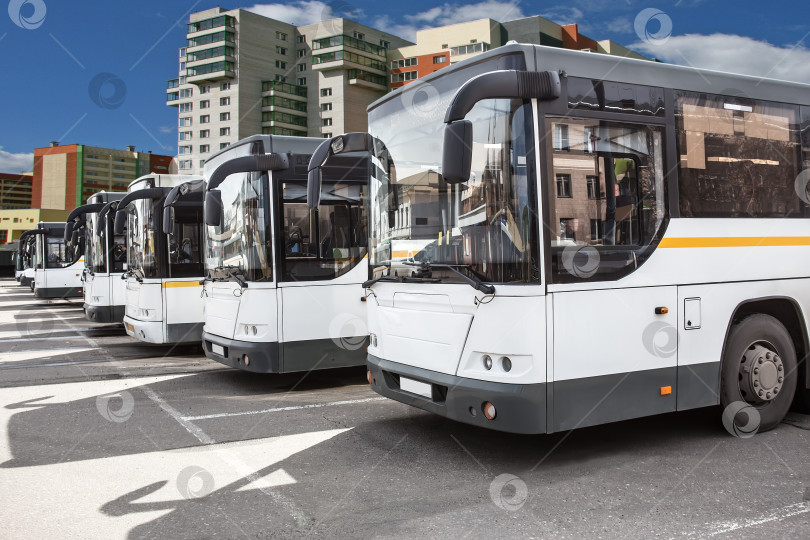 Скачать на автовокзале много туристических автобусов фотосток Ozero