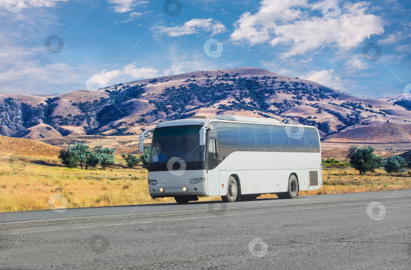 Скачать Туристический автобус едет по горному шоссе фотосток Ozero