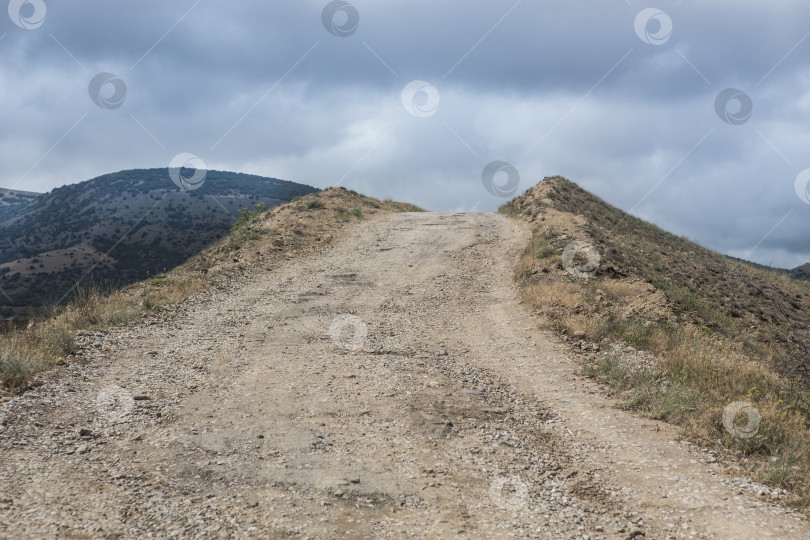 Скачать Грунтовая дорога в горах фотосток Ozero