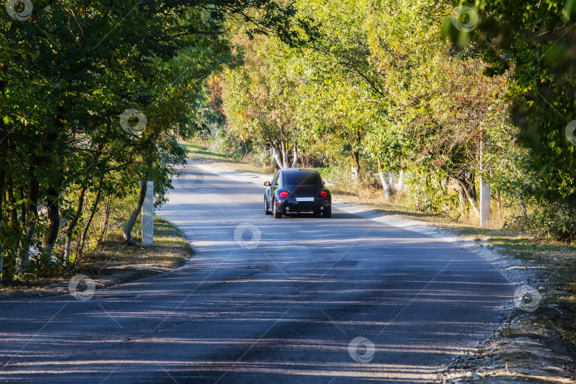 Скачать Автомобиль движется по проселочной дороге. фотосток Ozero