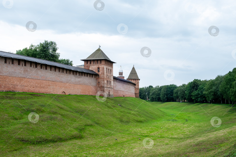 Скачать Новгород, Россия - 29 июля 2024 года. Вид на крепостную стену Новгородского кремля. Выборочный обзор. фотосток Ozero