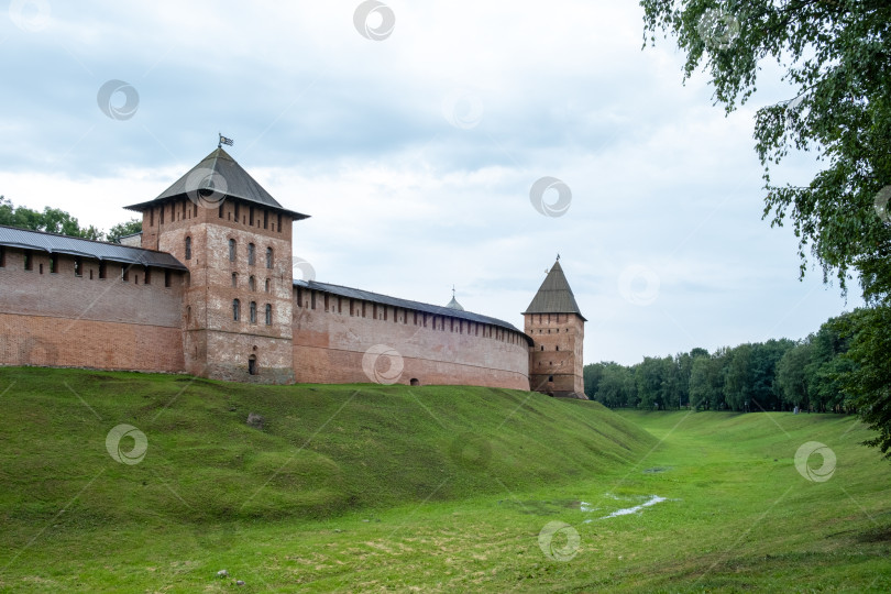 Скачать Новгород, Россия - 29 июля 2024 года. Вид на крепостную стену Новгородского кремля. Выборочный обзор. фотосток Ozero