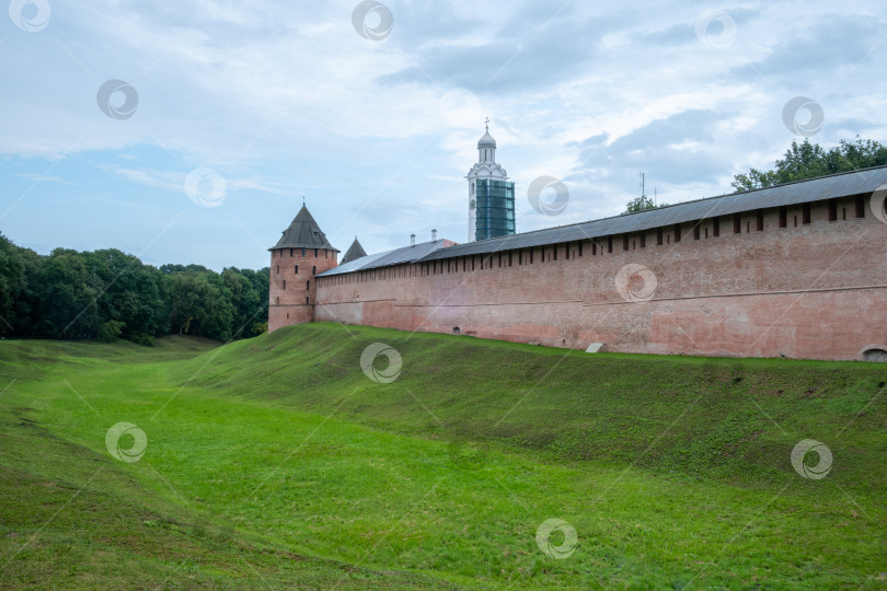 Скачать Новгород, Россия - 29 июля 2024 года. Вид на крепостную стену Новгородского кремля. Выборочный обзор. фотосток Ozero