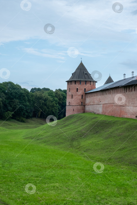 Скачать Новгород, Россия - 29 июля 2024 года. Вид на крепостную стену Новгородского кремля. Выборочный обзор. фотосток Ozero