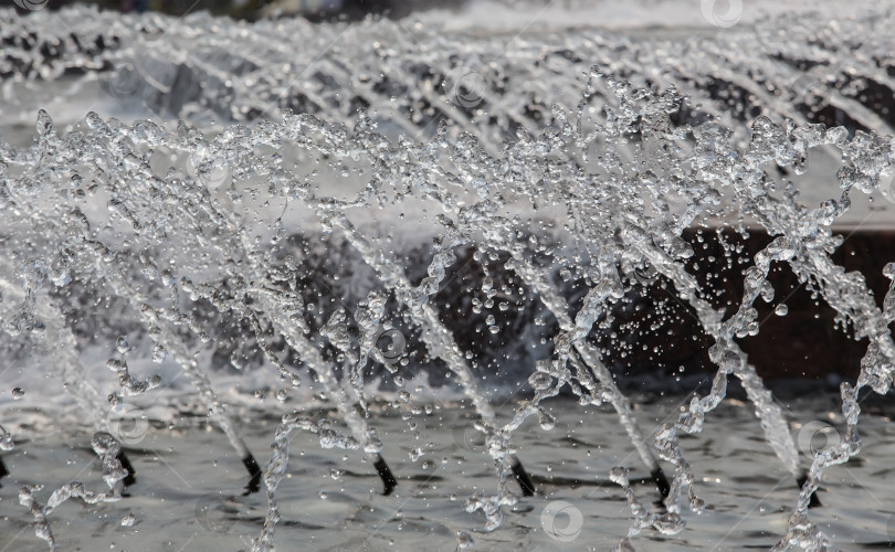 Скачать Струи воды из фонтана. фотосток Ozero