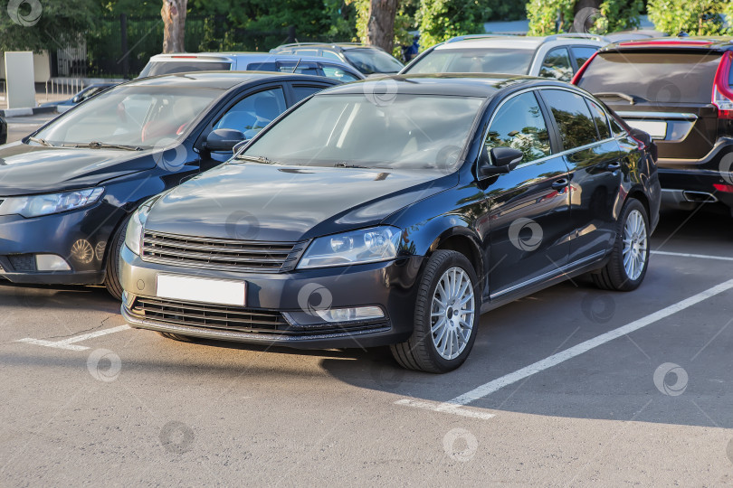 Скачать Автомобили на муниципальной автостоянке в центре города фотосток Ozero