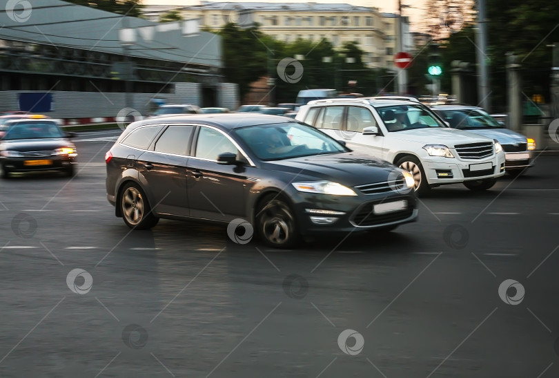 Скачать автомобили, движущиеся по перекрестку фотосток Ozero