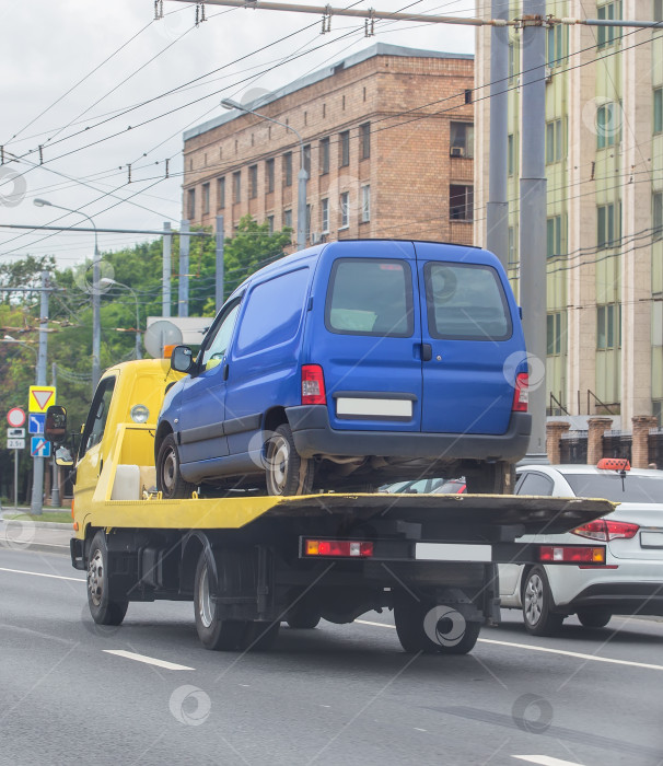 Скачать эвакуатор перевозит сломанный автомобиль фотосток Ozero