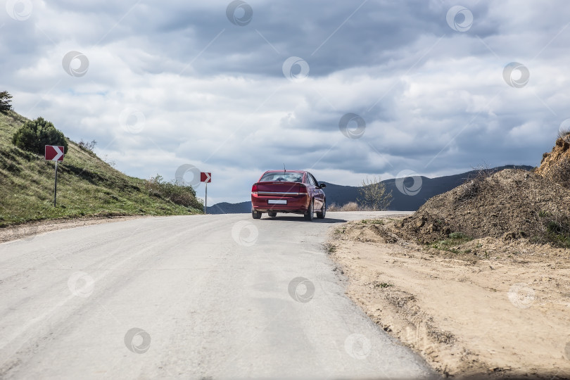 Скачать автомобиль движется по горной дороге фотосток Ozero