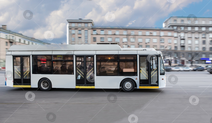 Скачать Автобус движется по улице в городе. фотосток Ozero