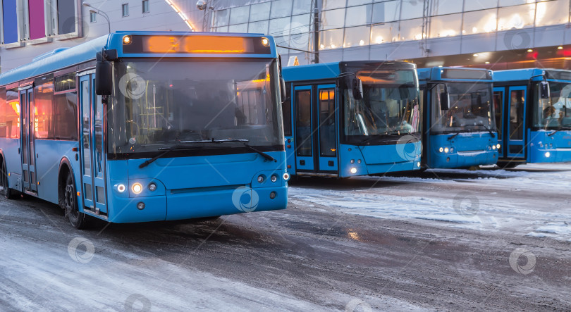 Скачать Автобусы зимой ходят на автовокзале фотосток Ozero