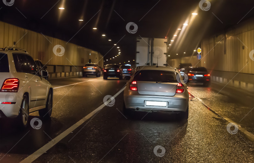 Скачать движение автомобилей в туннеле фотосток Ozero