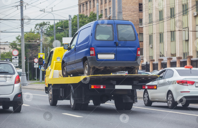 Скачать Эвакуатор, перевозящий сломанный автомобиль фотосток Ozero