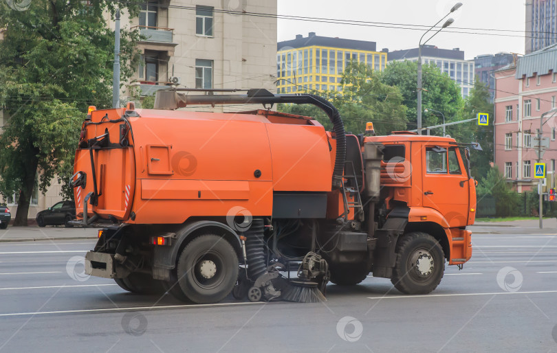 Скачать транспортное средство для уборки дорог, движущееся по улице фотосток Ozero