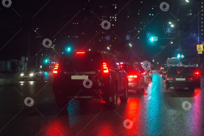 Скачать Движение автомобилей ночью по проспекту фотосток Ozero