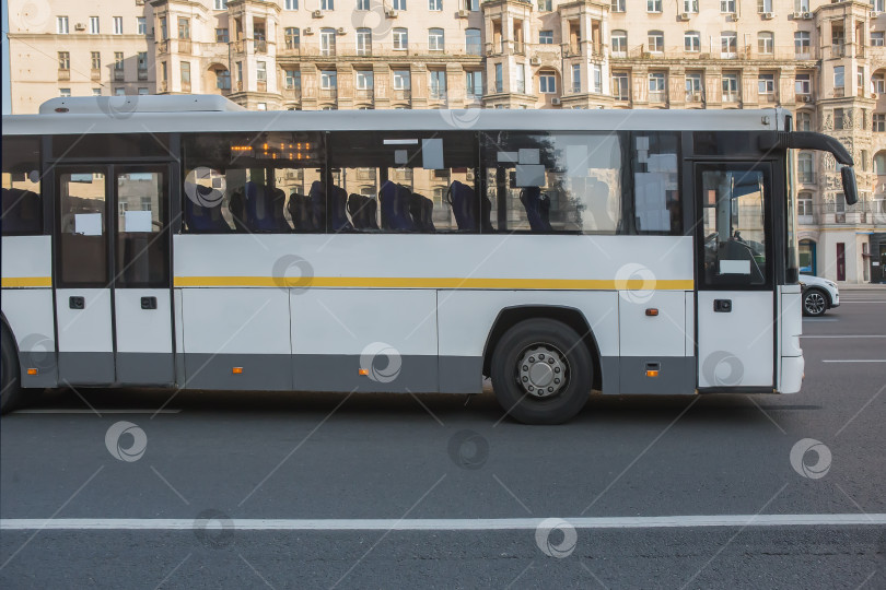 Скачать автобус едет по улице в городе фотосток Ozero