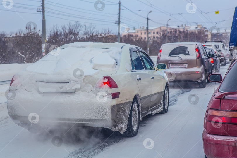 Скачать Автомобильное движение зимой в городе фотосток Ozero