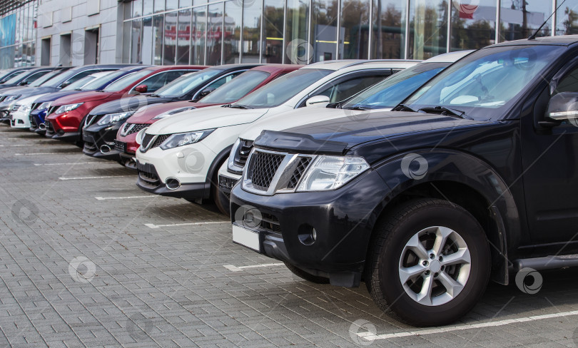 Скачать Автомобили, Выставленные на продажу, Расположены Рядом. фотосток Ozero