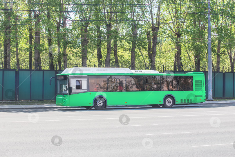 Скачать Городской автобус на остановке на улице фотосток Ozero