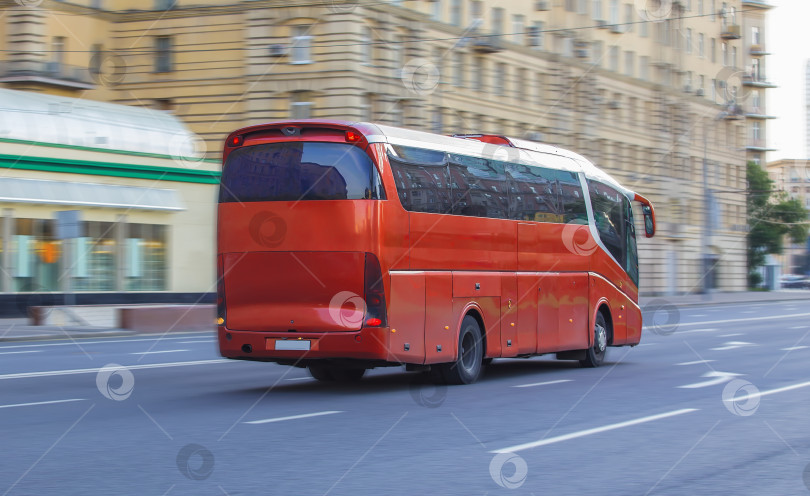 Скачать туристический автобус едет по улице фотосток Ozero