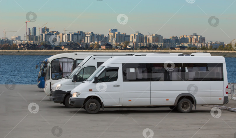 Скачать Автобусы на автовокзале на фоне города фотосток Ozero