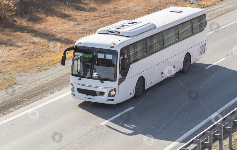 Скачать Автобус движется по проселочной дороге. фотосток Ozero