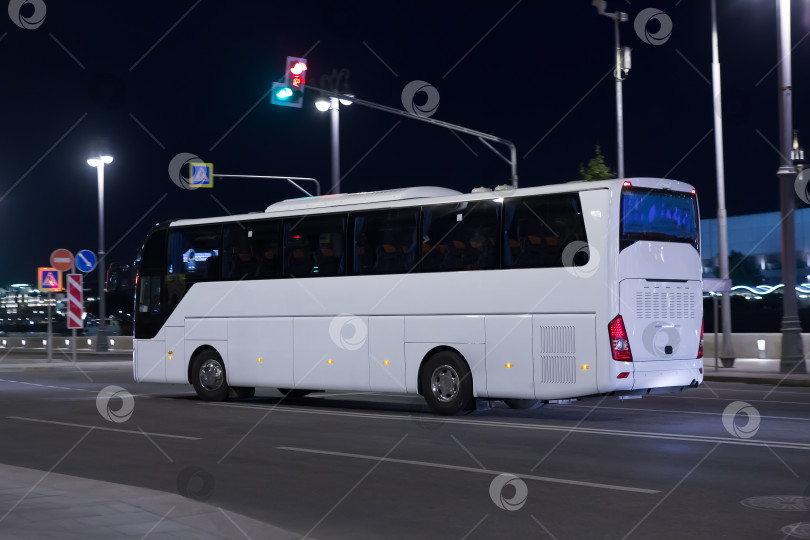 Скачать Туристический автобус движется ночью по улице фотосток Ozero