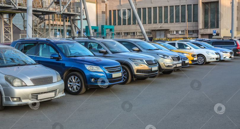 Скачать Автомобили на стоянке в городе фотосток Ozero