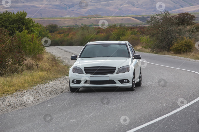 Скачать Автомобиль движется по извилистой дороге фотосток Ozero