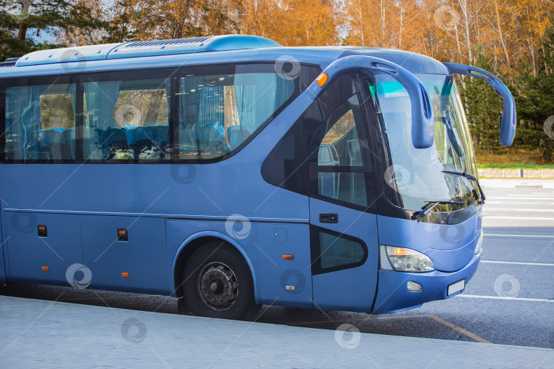 Скачать Туристический Автобус На Остановке Напротив Осеннего Леса фотосток Ozero