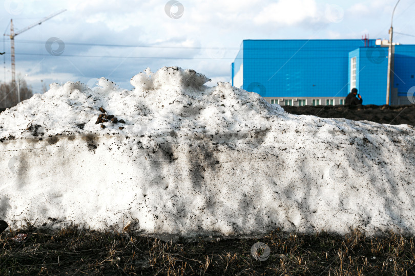 Скачать грязный снег в городе фотосток Ozero