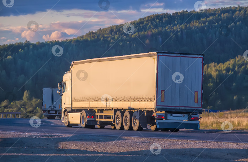 Скачать прицеп перевозит груз фотосток Ozero