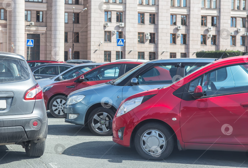 Скачать Автомобили на парковке возле здания в классическом стиле. фотосток Ozero