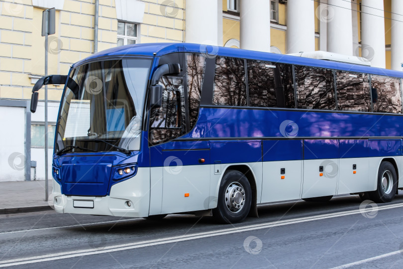 Скачать туристический автобус ходит по городу фотосток Ozero