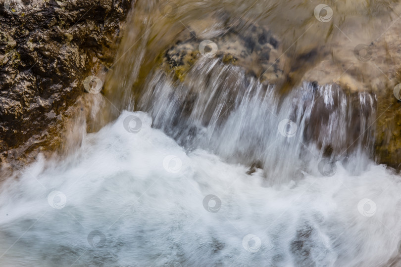 Скачать течение воды между камнями горного ручья фотосток Ozero