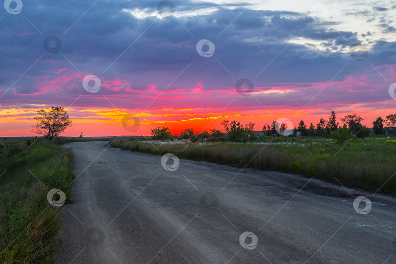 Скачать грунтовая дорога в поле летним вечером фотосток Ozero