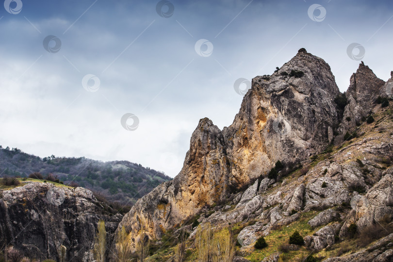 Скачать облака и туман с дождем фотосток Ozero