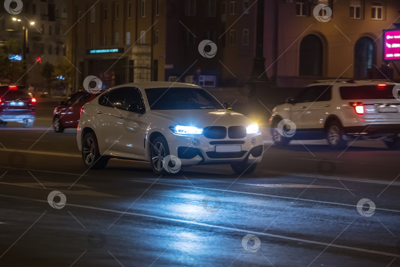 Скачать Автомобильное движение в ночном городе фотосток Ozero