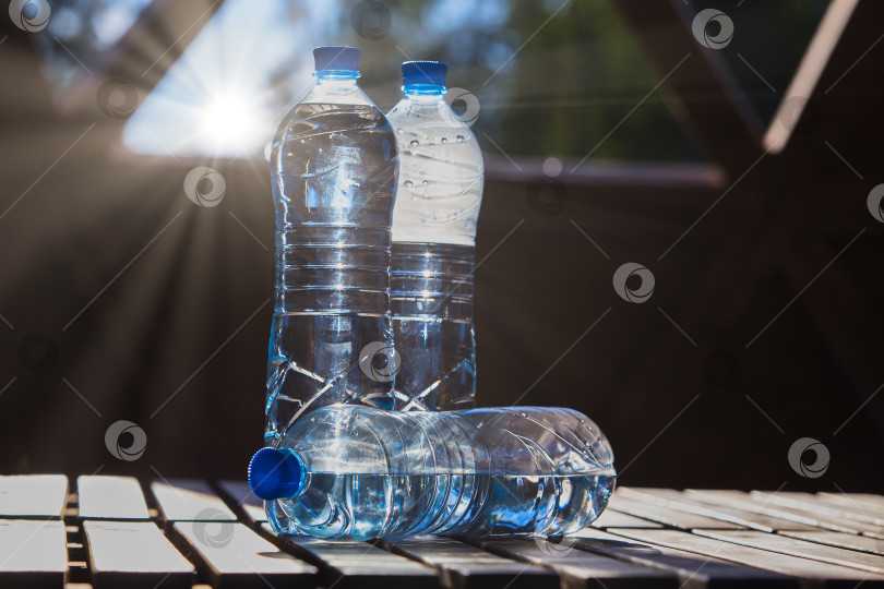 Скачать Пластиковые бутылки с питьевой водой фотосток Ozero