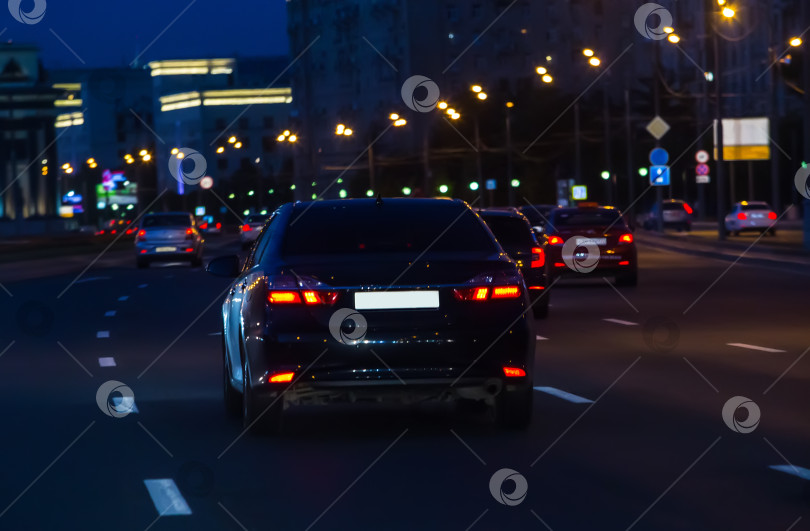 Скачать Движение автомобилей ночью по проспекту фотосток Ozero