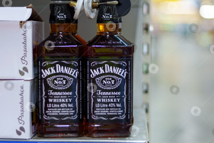 Скачать Тюмень, Россия-02 марта 2024 года: Бутылки с виски Jack Daniels выставлены на всеобщее обозрение фотосток Ozero