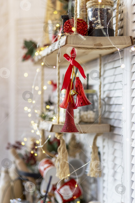 Скачать Стол на кухне с кухонной утварью и полками, украшенными рождественскими игрушками фотосток Ozero