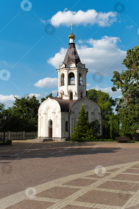 Скачать Православная часовня на фоне голубого неба в Ставрополе, Россия - 30 июля 2023 года фотосток Ozero