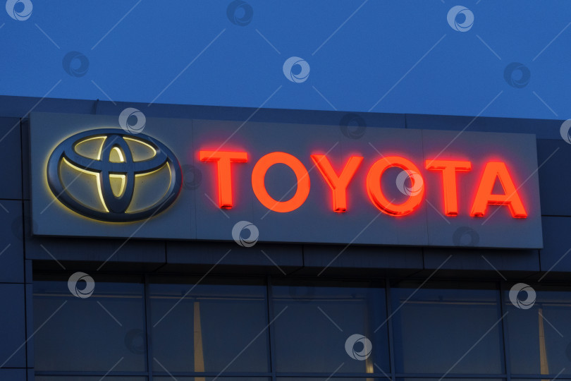 Скачать Тюмень, Россия - 02 марта 2024 года: Вывеска с логотипом бренда Toyota на видном месте на фасаде коммерческого здания в городе. фотосток Ozero