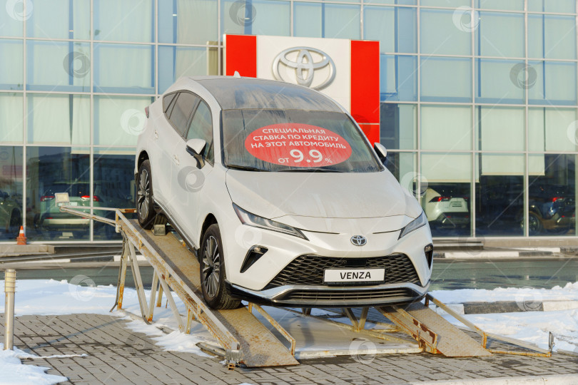 Скачать Тюмень, Россия-02 марта 2024 г.: Toyota Venza представлена на рампе автосалона зимой фотосток Ozero