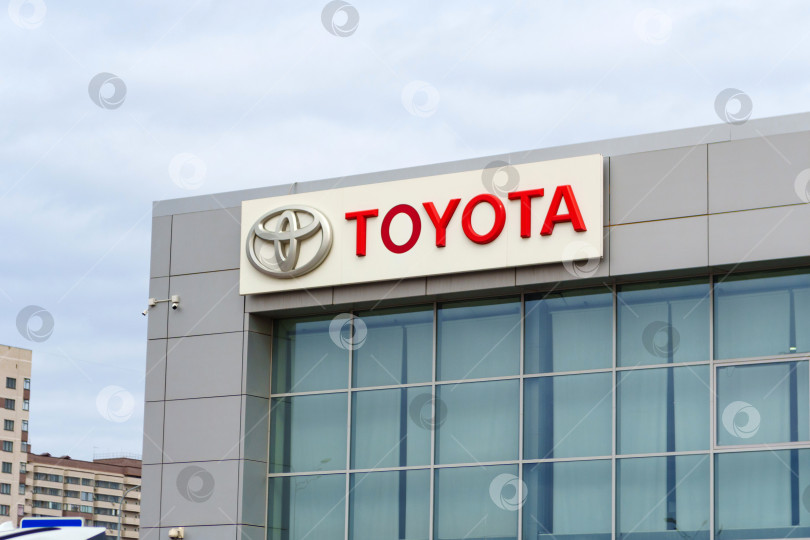 Скачать Тюмень, Россия - 02 марта 2024 года: Вывеска с логотипом бренда Toyota на видном месте на фасаде коммерческого здания в городе. фотосток Ozero