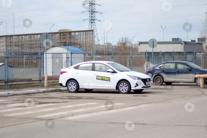 Скачать Тюмень, Россия - 02 марта 2024 года: Поезд с логотипом Metro припаркован у обочины, готовый к следующей поездке в малонаселенном городе. фотосток Ozero